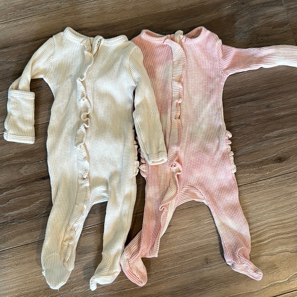 2 Spearmint Love Baby Pajamas Size 0-3mo with bow